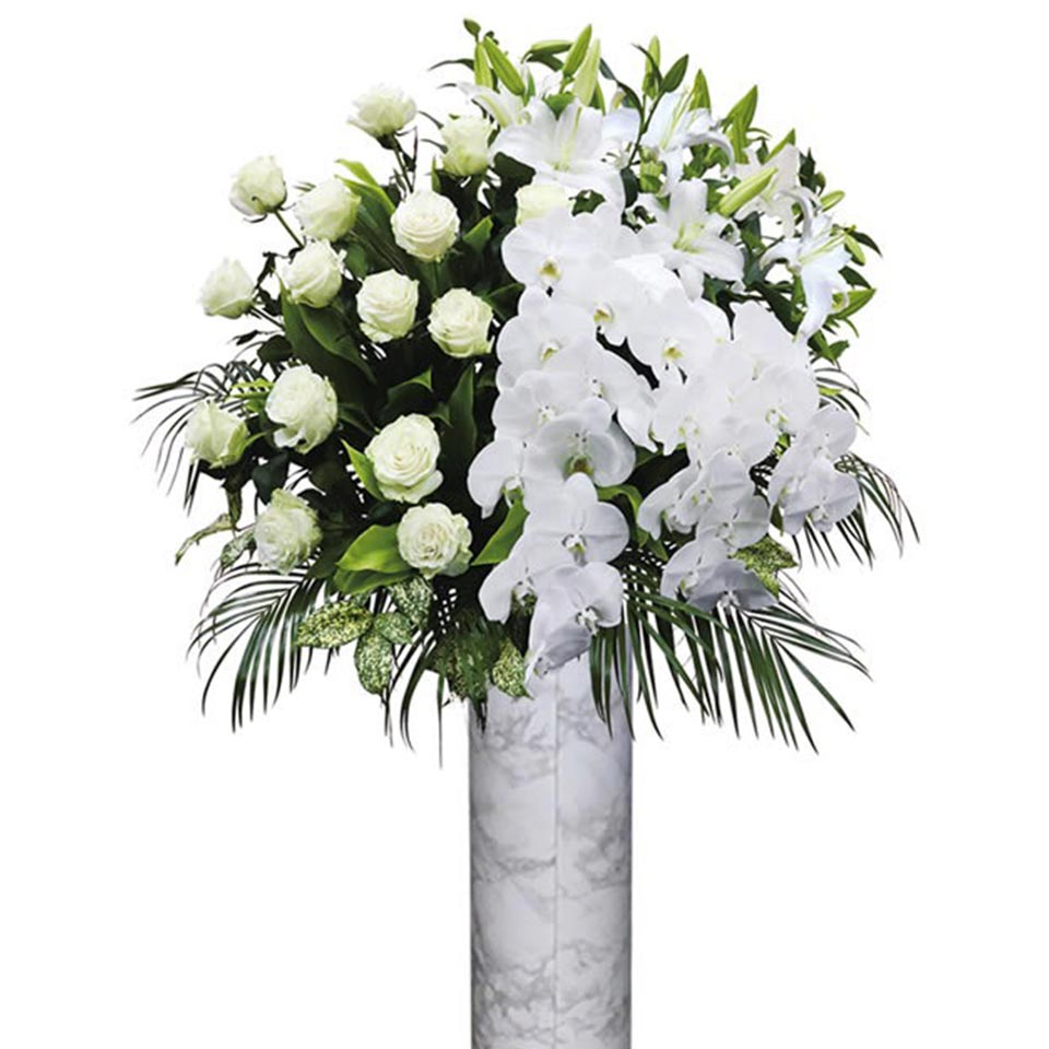 白い胡蝶蘭と白い薔薇を用いた供花