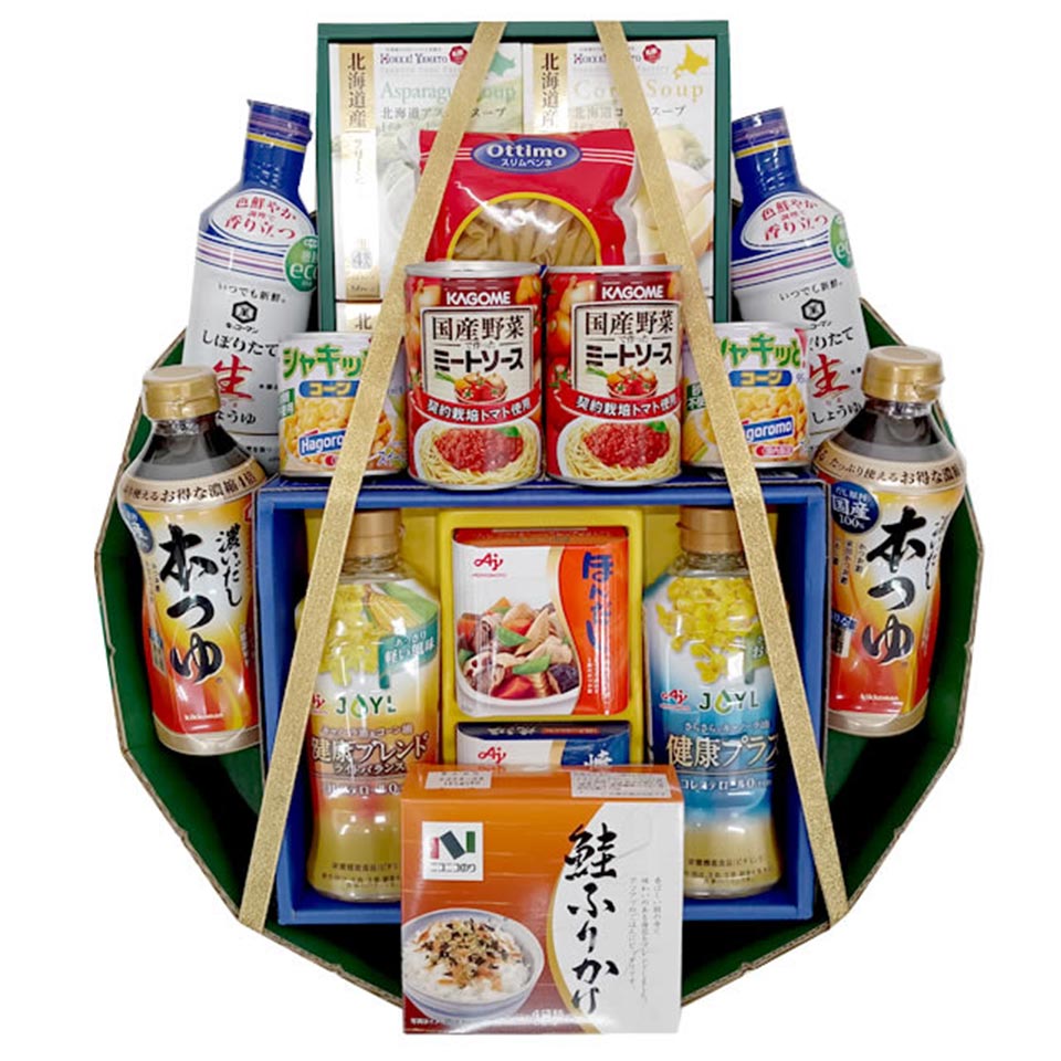 調味料や缶詰を詰め合わせた供物